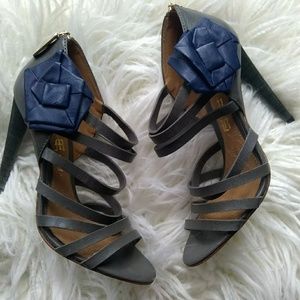 L.A.M.B. Gray leather heels with blue flower
